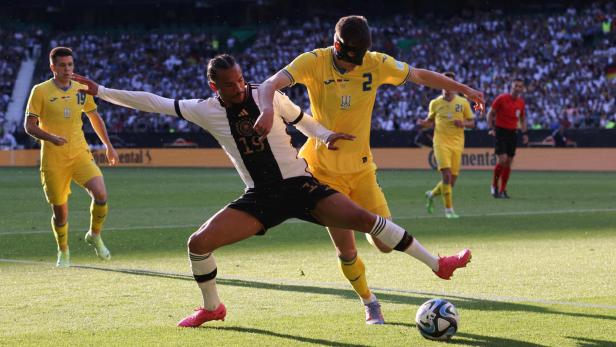 Ein Fußballspiel zwischen Deutschland und der Ukraine.
