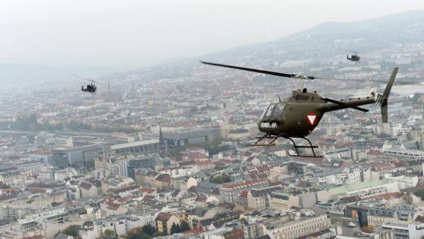 Bundesheer-Hubschrauber am Montag am Weg Richtung Heldenplatz.
