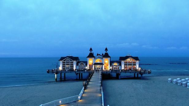 Brücke in Ahlbeck am Ostseestrand.