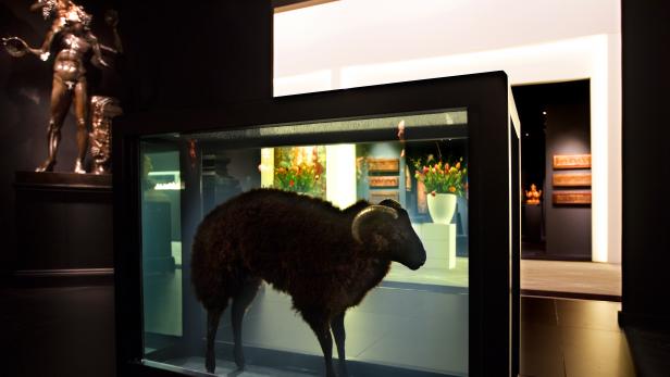 Ein eingelegtes Schaf von Damien Hirst neben altmeisterlichen Skulpturen: Der Stand von Tomasso Brothers Fine Art auf der TEFAF