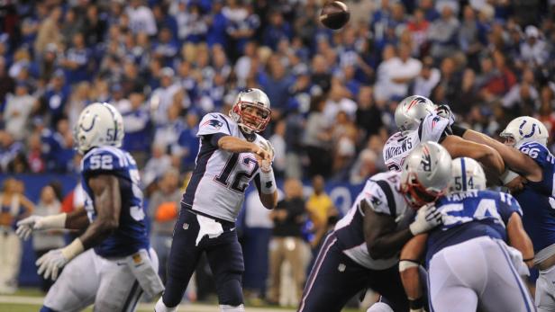 Tom Brady wirft den Ball während eines American-Football-Spiels.