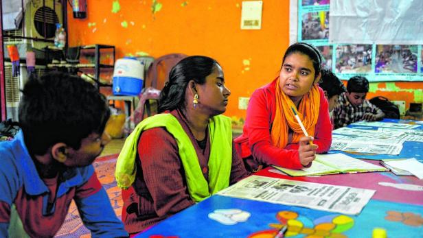 Redaktionssitzung bei der Straßenkinderzeitung Balaknama