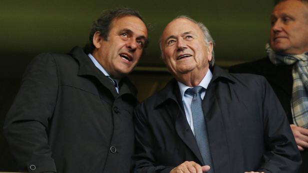 Michel Platini und Sepp Blatter schauen gemeinsam zu.