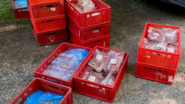 Fleischtransporter ohne Kühlung: Zwei Tonnen Ware aus Polen beschlagnahmt