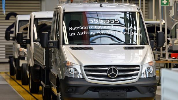 Mehrere Mercedes-Benz-Nutzfahrzeuge in einer Produktionshalle in Ludwigsfelde.