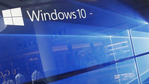 Das Windows 10-Logo vor einem blauen Hintergrund.