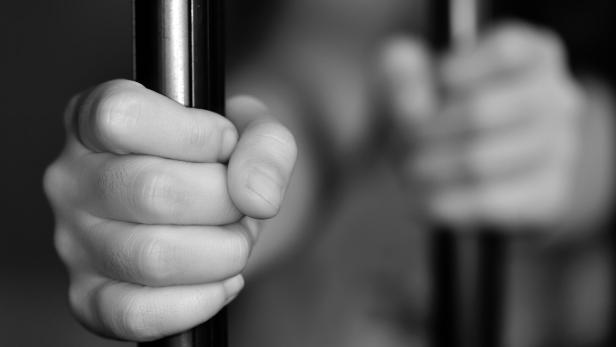 Kind fast zu Tode gefoltert: Mutter und Komplizin vor Gericht