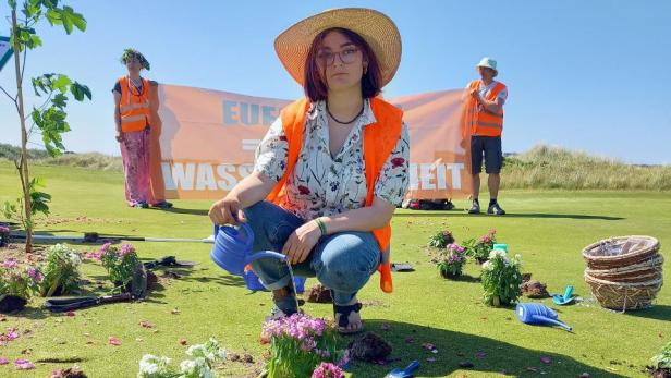 Klimaaktivisten graben Golfplatz um, setzen Bäume, pflanzen Blumen