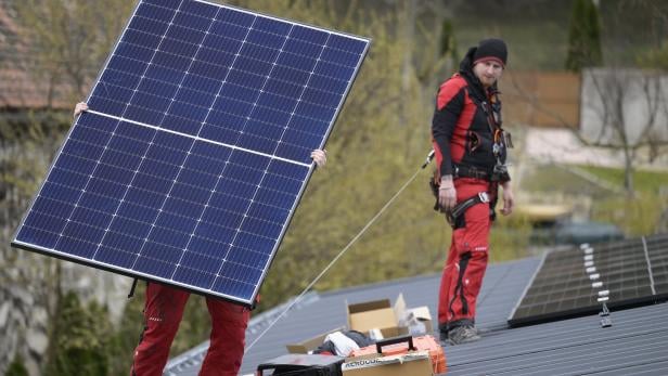 2 Arbeiter montieren PV-Anlage auf Dach