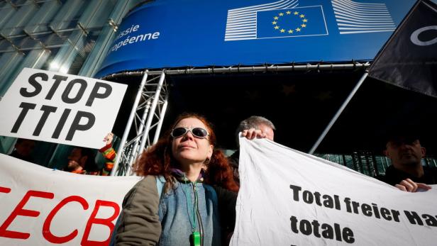 &quot;Stop TTIP&quot;: Aktivsten protestieren vor dem Hauptgebäude der EU-Kommission in Brüssel gegen das Freihandelsabkommen.