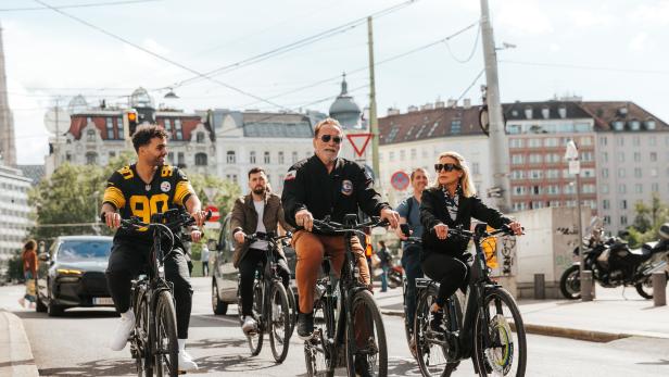 Mit 75 noch verkehrsfit: Arnold Schwarzenegger am Montag, 15. Mai 2023, im Rahmen einer Radtour in Wien.