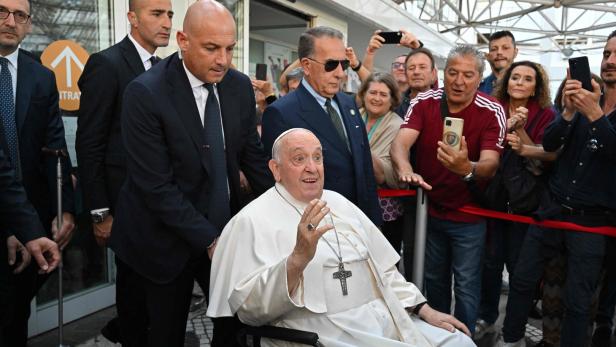 Papst Franziskus bei seiner Entlassung aus dem Krankenhaus in Rom
