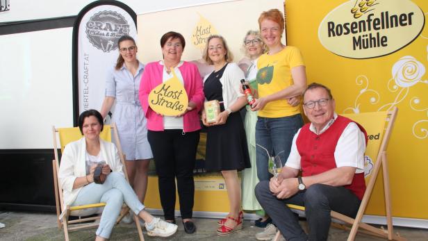 "Craft-volle" Runde: (v.l.) Daniela Wagner, Maria Ettlinger, Michaela Hitnerholzer , Monika Rosenfellner, Melitta Ott Sen., Karin Metz und Toni Distelberger