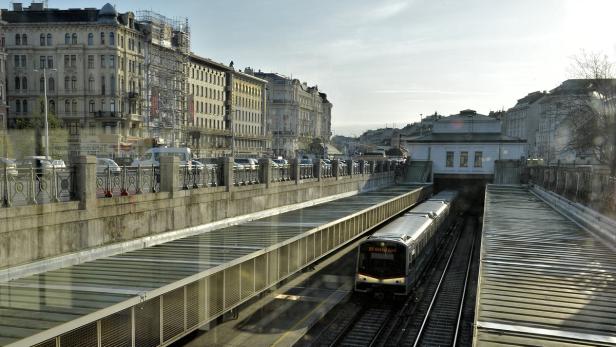 Eine U-Bahn der Linie U4 fährt in Wien in eine Station ein.