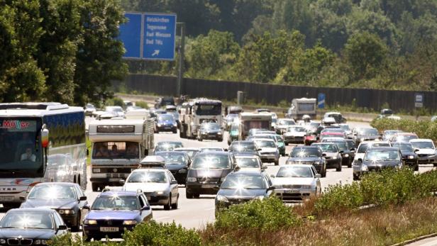 Auf vielen Kilometern stehen auf der Autobahn A 8, Salzburg- München am Samstag (22.07.2006) die Autofahrer bei 30 Grad Hitze im Stau. Foto: Frank Mächler dpa/lby +++(c) dpa - Bildfunk+++