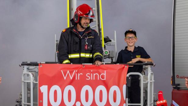 Niklas (r.) ist das 100.000 Feuerwehrmitglied: Papa Josef ist Vorbild und Feuerwehrkommandant