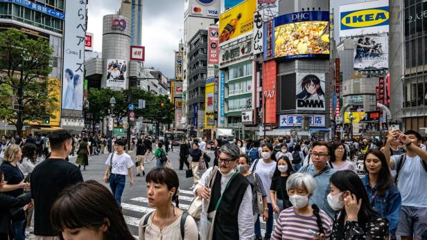 Menschenmassen im Shibuya-Bezirk in Tokyo in Japan