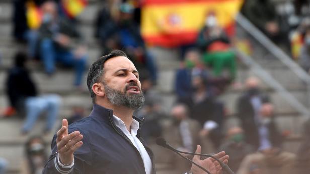 Der Vorsitzende der rechtspopulistischen Partei VOX, Santiago Abascal, spricht am 24. April 2021 vor einer Menschenmenge