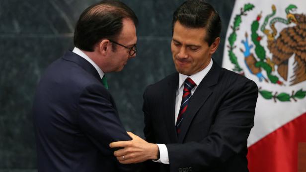 Präsident Enrique Pena Nieto (r.) verabschiedet Luis Videgaray (l.)