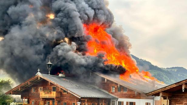 Kitzbühel: Bauernhof-Großbrand nach sieben Stunden gelöscht