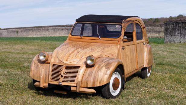 Citroën 2CV aus Holz für unglaubliche Summe versteigert