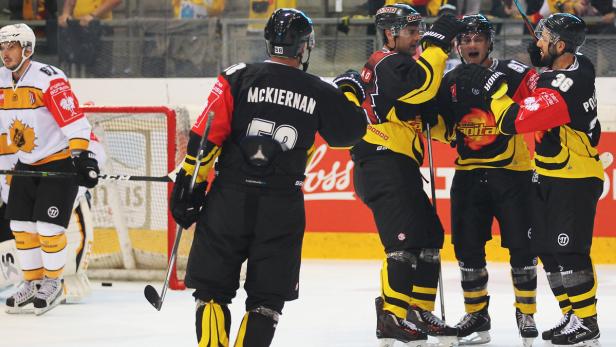 Eishockeyspieler der Vienna Capitals feiern ein Tor.