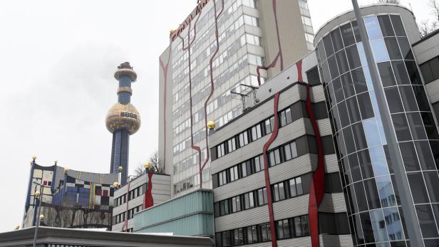Das Heizkraftwerk Spittelau in Wien mit dem markanten goldenen Kugelaufsatz.