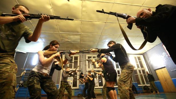Militärisches Training als Antwort auf die Kriegsangst: Der Kurs in einer Schule in der westukrainischen Stadt Ternopil ist gut besucht