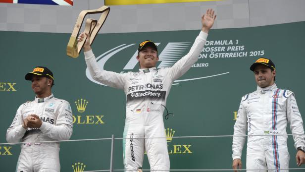 Lewis Hamilton (links) findet den Pokal aus Österreich (Sieger Rosberg) &quot;hässlich&quot;
