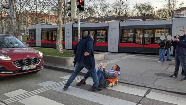 Klimakleber von Straße gezerrt: Autofahrer verurteilt