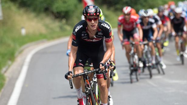 Ein Radfahrer führt eine Gruppe während eines Rennens an.