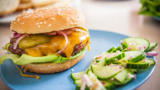 Einmal Cheeseburger mit allem, zum Hieressen