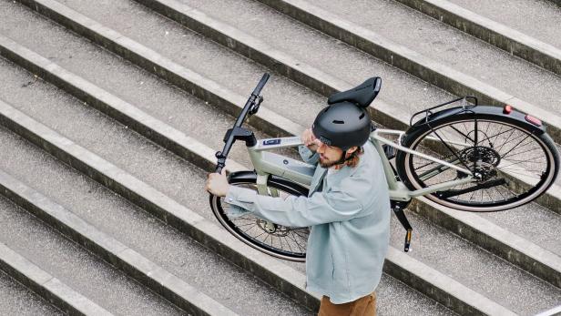 Weniger Gewicht macht Alltagshürden für Biker weniger happig: Das 18kg eBike kann man schultern, wenn es sein muss.