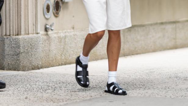Hailey Bieber mit Socken in Sandalen.