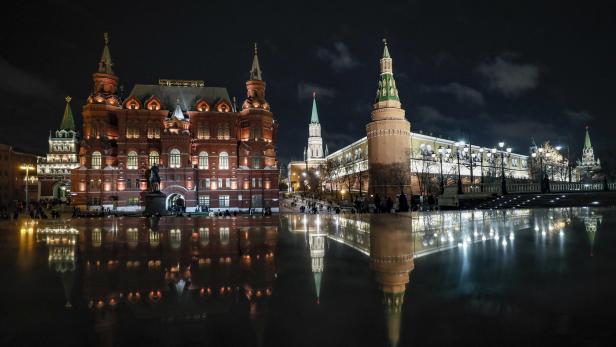 Nachts spiegelt sich der Rote Platz in Moskau im Wasser.