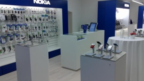 Innenansicht eines Nokia-Shops mit ausgestellten Mobiltelefonen und Zubehör.