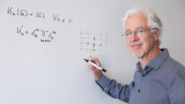Der mit 1,5 Millionen Euro höchstdotierte Wissenschaftspreis des Landes geht an den theoretischen Quantenphysiker Hans Jürgen Briegel von der Universität Innsbruck.