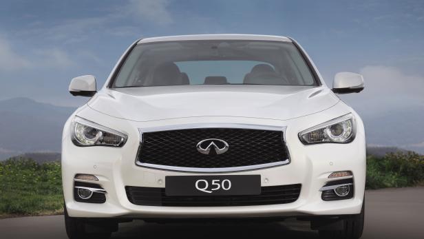 Ein weißer Infiniti Q50 vor einem bewölkten Himmel.
