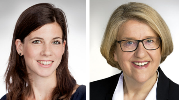 Porträts von zwei lächelnden Frauen vor einem neutralen Hintergrund.