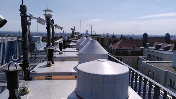 EM27 SUN Spektrometer am Dach des Schwackhöfer-Hauses der BOKU.