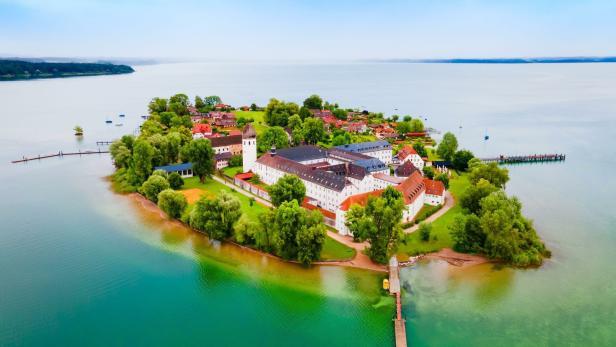 Luftaufnahme des Klosters Frauenwörth auf der Fraueninsel im Chiemsee.