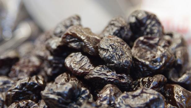Nahaufnahme von getrockneten Pflaumen.