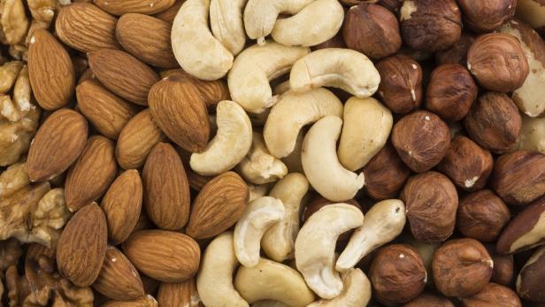 Nahaufnahme einer Mischung aus Mandeln, Cashewnüssen und Haselnüssen.