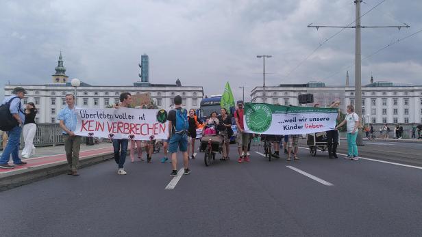 Klima-Protestmarsch in Linz für Tempo 100