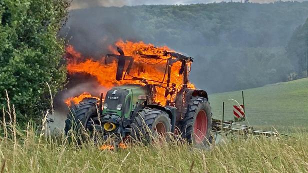 Bezirk Baden: Traktor ging in Flammen auf