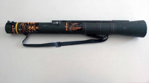 Eine Panzerfaust 70 liegt auf einem hellen Untergrund.