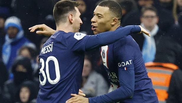 Lionel Messi und Kylian Mbappé umarmen sich während eines Spiels in der Ligue 1.