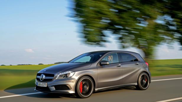 Ein grauer Mercedes-Benz A 45 AMG fährt auf einer Landstraße.