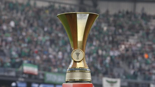 FUSSBALL: UNIQA ÖFB CUP / FINALE / SK RAPID WIEN - SK STURM GRAZ Der Pokal des ÖFB-Cups steht auf dem Rasen vor einer Zuschauertribüne.