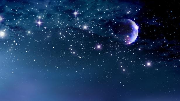 Ein Nachthimmel mit Sternen und einem hellen Mond.